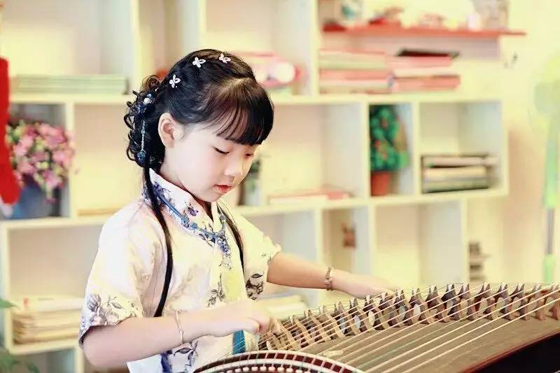 原创 | 你还记得那个穿汉服的南昌萌宝宝吗?如今她粉丝12万,弹古筝、作诗通通不在话下…